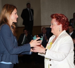La Princesa de Asturias entrega el Premio "Institución, Organización, Entidad, ONG..." a la presidenta de la Asociación de Amigos y Familiar